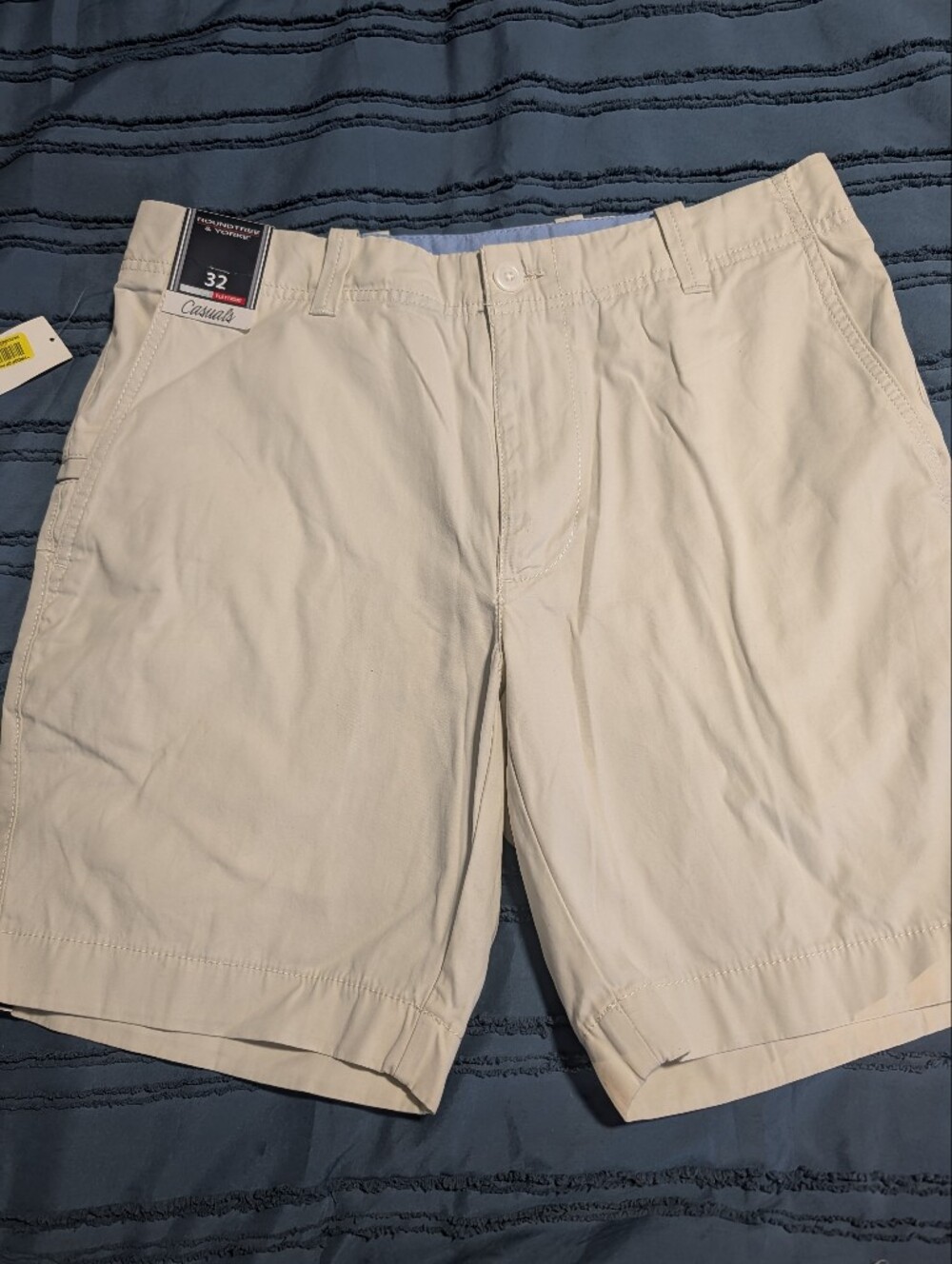 Roundtree & Yorke Men’s Casual Shorts in Light Beige.